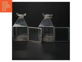 Sæt af to lanterner i metal og glas (str. 16x9x9 cm)