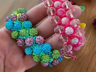 Nye knyttede armbånd