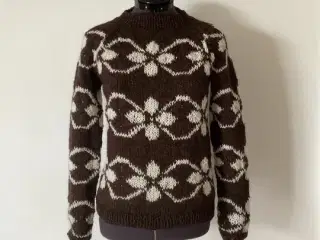 Smuk håndstrikket sweater med blomstermotiv
