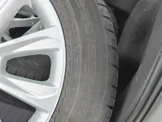 Alufælge med næsten nye dæk
