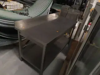 Stålbord med bagkant