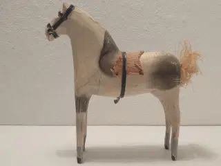 Gammel håndskåret træhest. L 13cm,H 15,5cm.