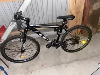 Mountain bike sort som ny og køreklar