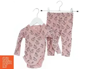 Lyserødt blomsterprint baby sæt fra VRS (str. 68)