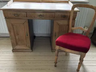 Antik skrivebord afsyret