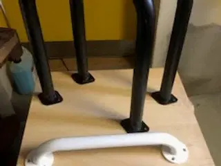 2 hyldebøjler og 2 hvide bøjlegreb