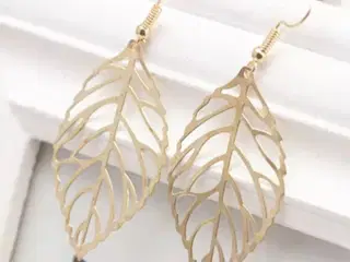 Smukke guld øreringe med blad vedhæng