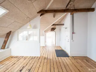 Fleksibelt kontormiljø med lys. luft og karakter