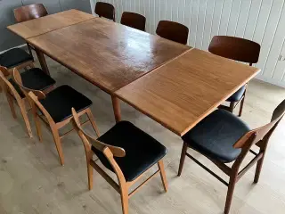 Spisebord og 10 spisebordsstole i Teak