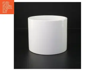 Hvid porcelænspotte fra Relief Strip Denmark (str. H. 11,5 cm, ø. 14,5 cm)