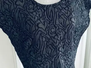 T-shirt i mørk grå, flot stof