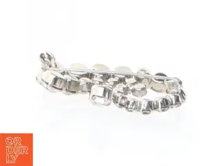 Sølvfarvet broche med sten (str. 4 cm)
