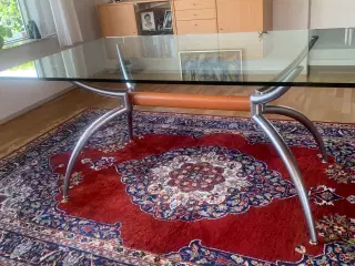 Spisebord med glasplade og stel af børstet stål
