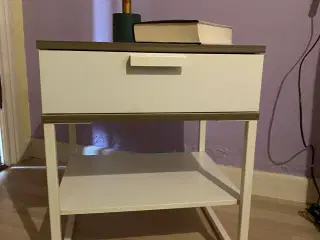 Hvidt sengebord fra ikea