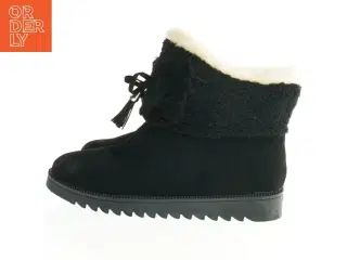 Sort vinterstøvle med for (str. 39)