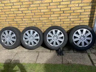 Vinterdæk med stålfælge og hjulkapsler