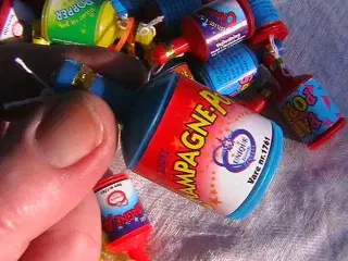 28 stk Party Poppers/Champagna Poppers.