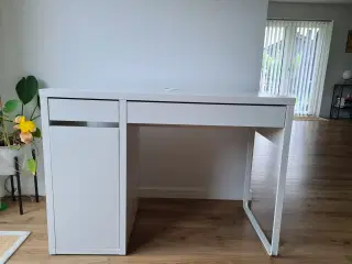 Hvidt skrivebord 