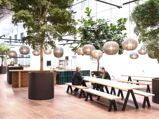 Højloftet og lyst kontormiljø på Amager Strand