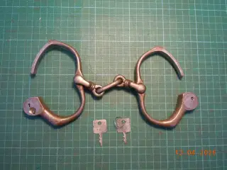 Håndjern, antikke med to nøgler.