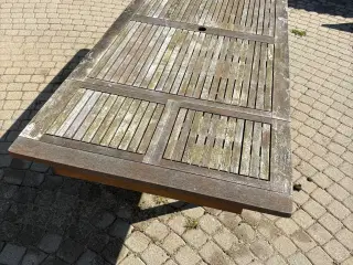 Stort havebord i teaktræ
