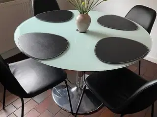 Rundt glasbord diameter på 110 cm med 4 stole