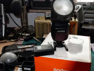 Godox V1 F(fuji) Speedflash med Godox  AK-R1 .