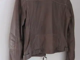 Meget lækker skindjakke med fine detaljer