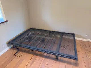Auping senge bund med 3 motor sælges med ramme. 