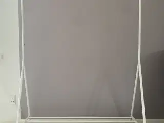 Hvidt tøjstativ