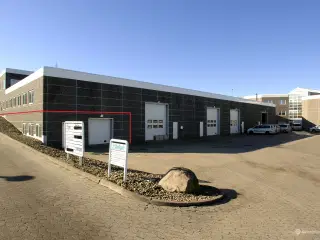 Lagerlejemål med elport. disponible rum. toilet- og badefaciliteter tæt på motorvejsforbindelse