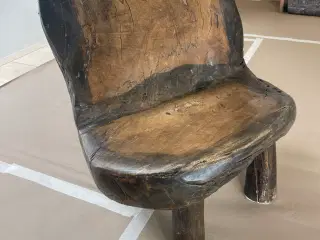 “Skæv” bord og stol i massiv træ
