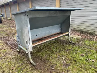 Foderautomat kalveskjul foderhæk kalve 1