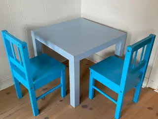 2 stole og 1 bord til børn