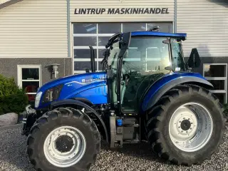 New Holland T5.100 Blue Power udstyrs model, med brede hjul, frontlift og ekstra lys.