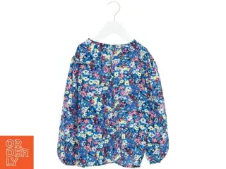 Bluse med blomstermønster fra Name It (str. 134)