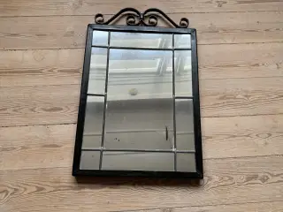 Spejl i sortmalet jernramme