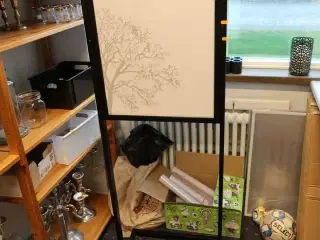 Skilt, gavepapir, vaser m.m.