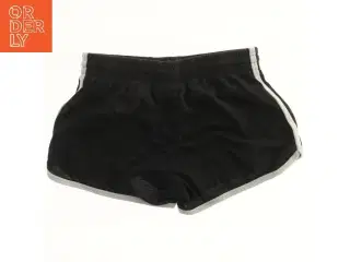 Sort shorts med grafik fra H&M (str. 152)