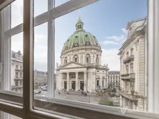 Formidabelt kontor ved Marmorkirken og Amalienborg