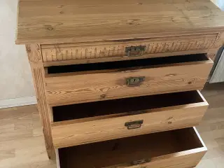 Kommode i massivt Fyr