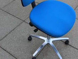 2 kontorstole fra Labofa med klassisk blåt stof