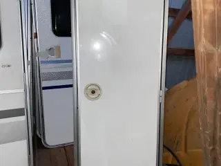 Glat NY dør til campingvogn (ukendt mærke)