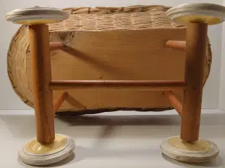 vintage dukkeseng i rattan(flet) på hjul 