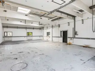 Nyistandsat mindre og fleksibelt lejemål med god fordeling af lager og kontor på samlet 311 m2