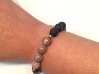 Armbånd, rosa rodonit, sort lava sten, elastik