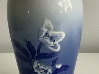 Bing & Grøndahl vase med julerose