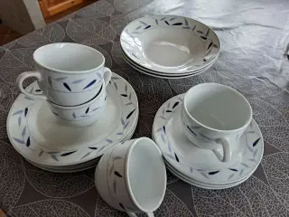 Kaffekopper med tallerkener