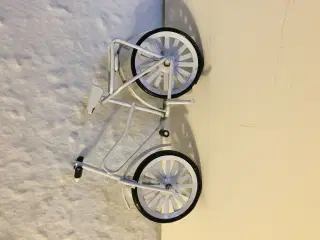 Hvid cykel i metal