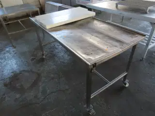 Industrikøkken stålbord på hjul inkl. 2 stk skærebrædt (tarmbord)